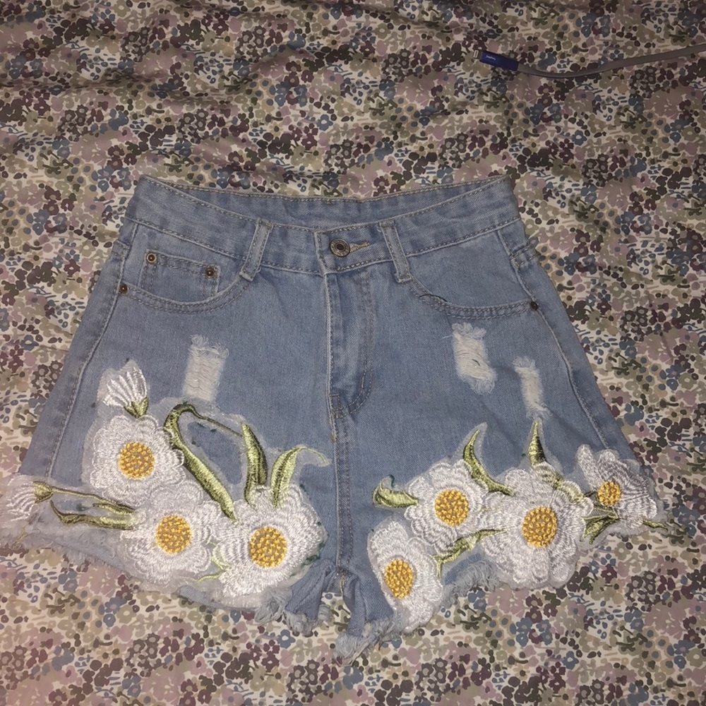 Vintage daisy embroidered, high waisted shorts